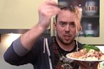 Konec! Láďa Hruška (37) se v Televizních novinách definitivně rozloučil s diváky Novy. A to receptem na domácí špagety z lisu na česnek.