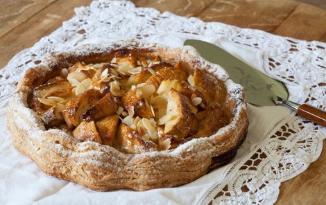 Hruškovo-jablečný koláč s ořechy