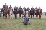 Milovníci historie připomínají konec 2. světové války, v sedle koní ujedou 90 kilometrů z Hrušek do Brna. Pozdravil je válečný veterán Ján Novenko (95).