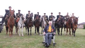 Válečný hrdina Ján (95) se po 79 letech vrátil na bojiště: 12 jezdců vyrazilo na Brno