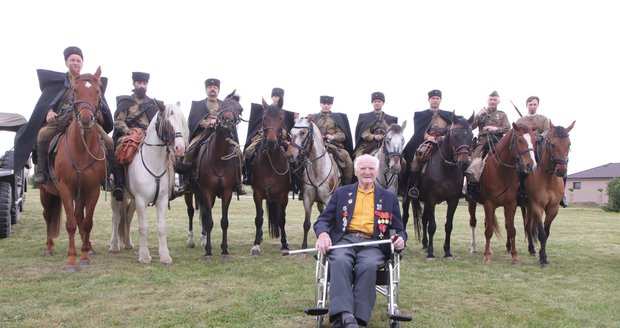 Válečný hrdina Ján (95) se po 79 letech vrátil na bojiště: 12 jezdců vyrazilo na Brno