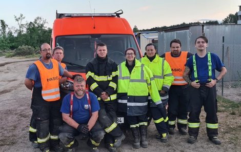Dobrovolní hasiči z Hrušek pomáhali v postižených Hruškách. 