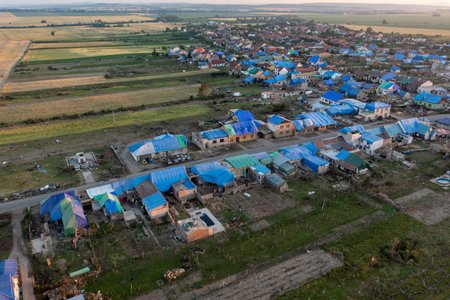 Obec Hrušky po ničivém tornádu: Domy mají provizorní modrou střechu z plachet (28.6.2021)