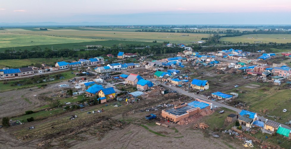 Obec Hrušky po ničivém tornádu: Domy mají provizorní modrou střechu z plachet (28. 6. 2021)