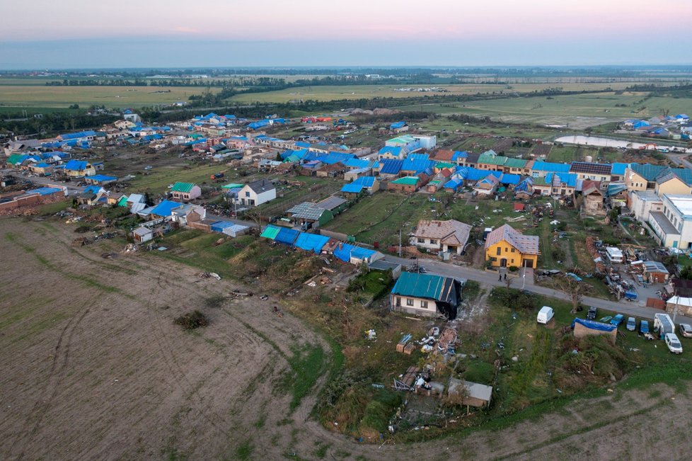 Obec Hrušky po ničivém tornádu: Domy mají provizorní modrou střechu z plachet (28. 6. 2021)