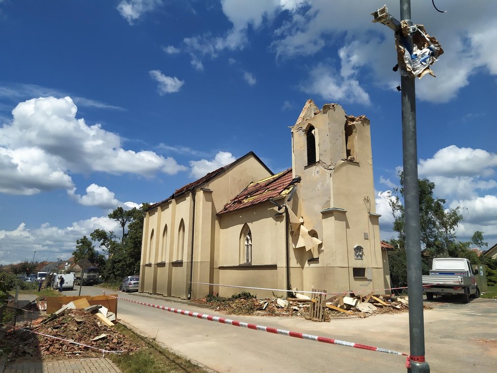 V Moravské Nové Vsi tornádo nadělalo obrovské škody, nejen na kostele.  