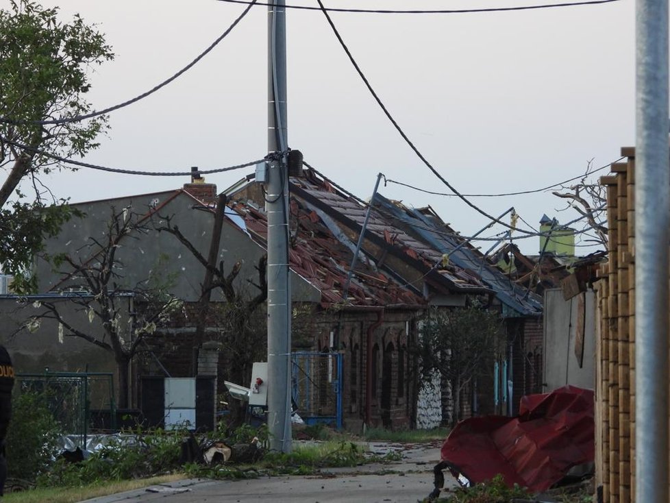 Záběry děsu z tornádem poničené obce Hrušky