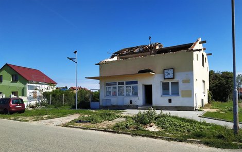 V bývalé železniční výpravně v Hruškách se uhnízdily vlaštovky.