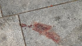 Na chodníku ve Stodolní po rvačce zůstala krvavá skvrna