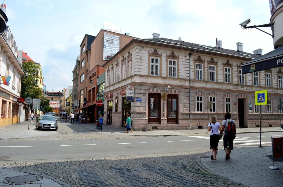 Kamera na jedné z restaurací na Stodolní ulici míří za křižovatku přesně do míst, kde byl napaden a přizabit zpěvák Michal Hrůza.