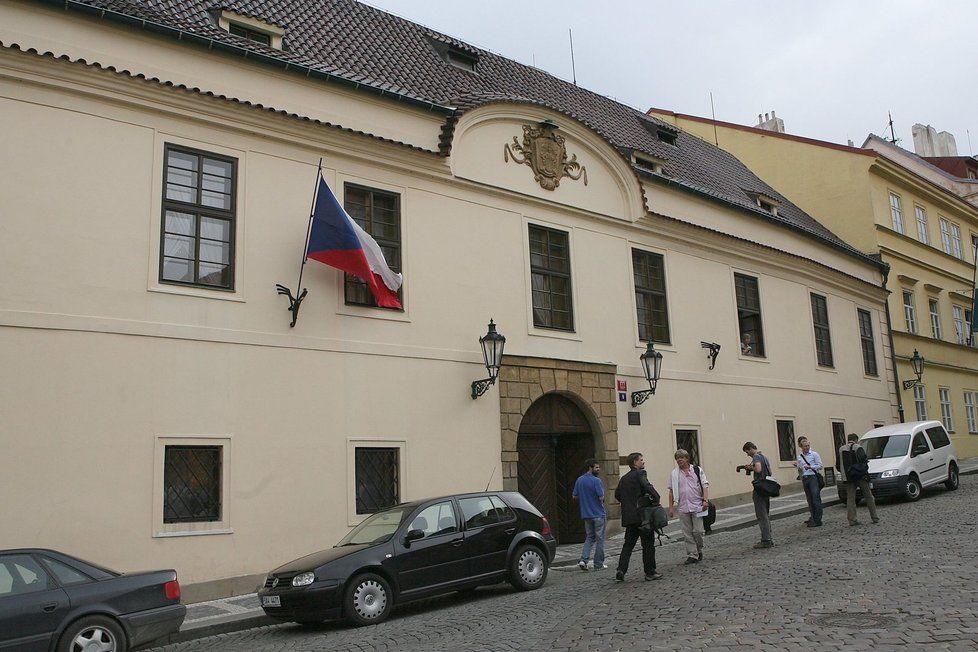 Hrzánský palác na pražských Hradčanech se lidem 17. listopadu