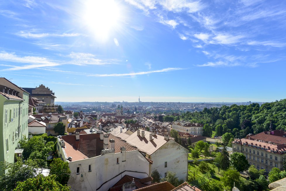 Výhled z náhradního sídla české vlády - Hrzánského paláce.