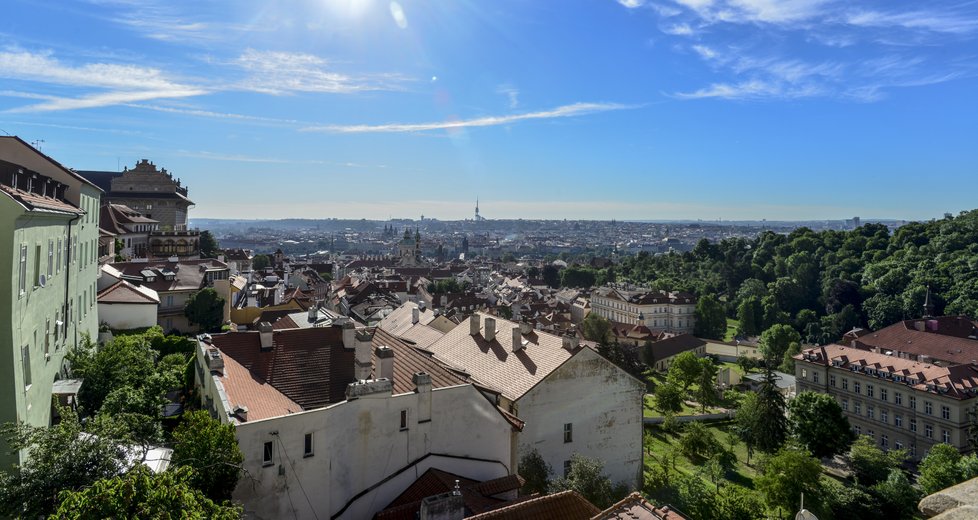 Výhled z náhradního sídla české vlády - Hrzánského paláce.