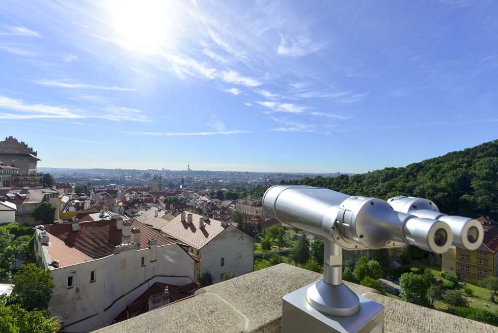 Výhled z náhradního sídla české vlády - Hrzánského paláce.