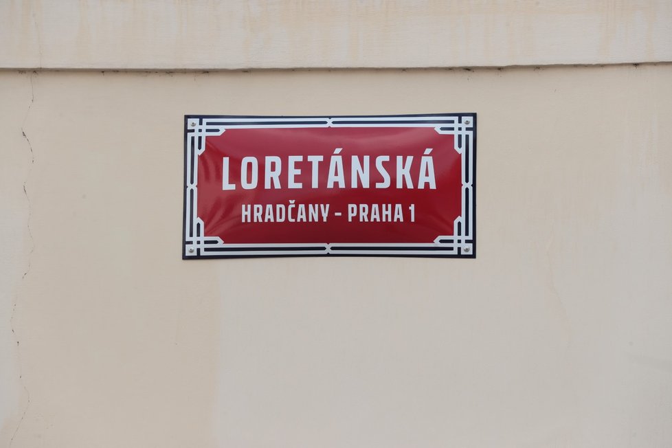 Hrzánský palác je v ulici Loretánská na Hradčanech nedaleko Pražského hradu a ministerstva zahraničí