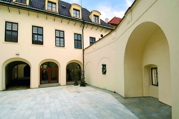 Hrzánský palác na Hradčanském náměstí je jedním ze sídel Úřadu vlády České republiky