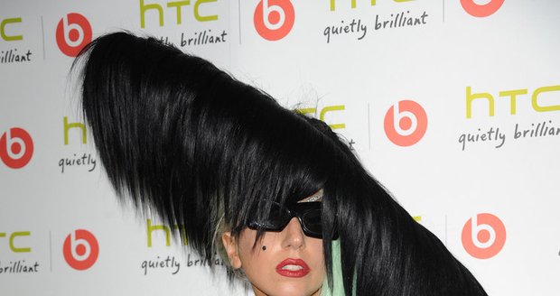 Lady Gaga dorazila na uvedení nového telefonu v extravagantním modelu