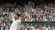 Srbský tenista Novak Djokovič se raduje z triumfu ve Wimbledonu