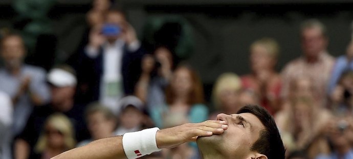 Novak Djokovič zdraví diváky po triumfu ve Wimbledonu