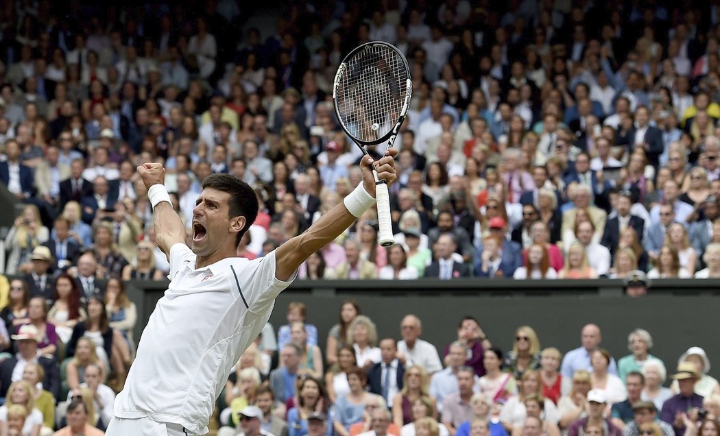 Srbský tenista Novak Djokovič se raduje z triumfu ve Wimbledonu