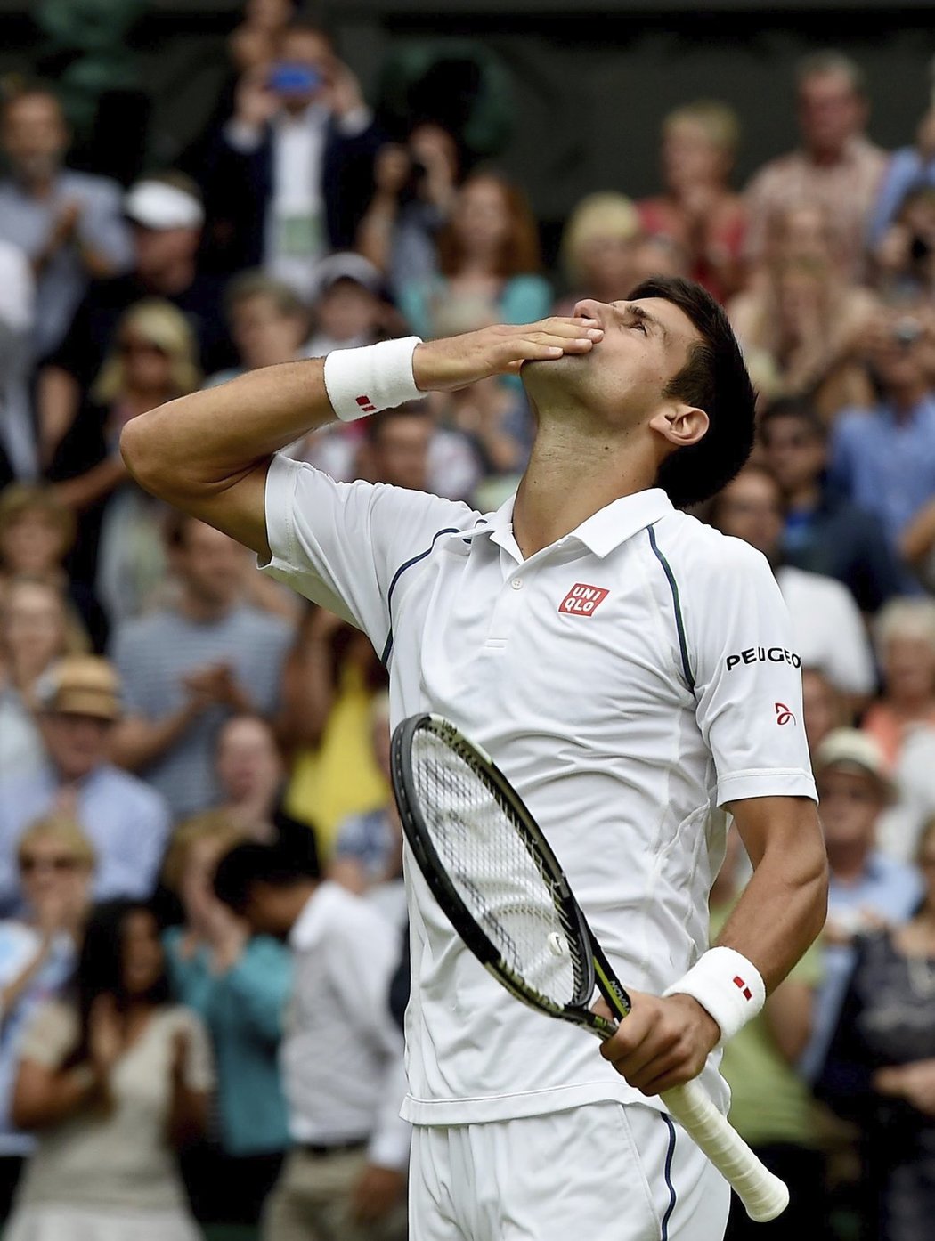 Novak Djokovič zdraví diváky po triumfu ve Wimbledonu