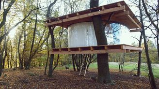 Zavěšený mezi stromy s otevřeným ohništěm. Takzvaný Tree House je adeptem na architektonickou cenu