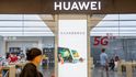 Británie zakazuje používat technologie Huawei při stavbě sítí 5G.