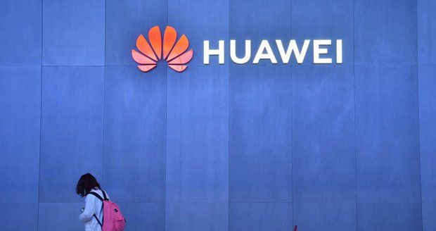 Celoevropská stopka pro Huawei? Komise zvažuje pro giganta zákaz na mobilní síť 5G