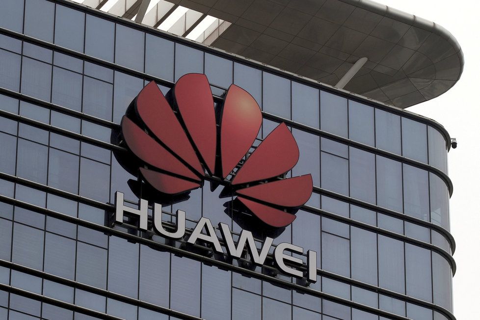 Kauza Huawei neutichá, potíže měl řešit i Vodafone