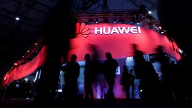 Mengové z Huawei hrozí v USA dlouholeté vězení