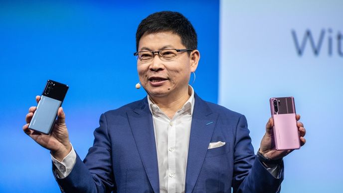 Šéf spotřebitelské divize Huawei Richard Yu představil během zahajovací řeči na veletrhu IFA mobilní telefon P30 Pro