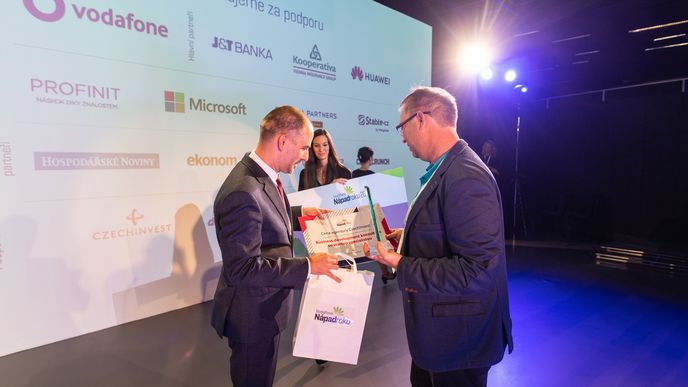 Cenu za 1. místo projektu Aireen, Janu Hlaváčkovi předává Richard Stonavský Viceprezident regulace a vnějších vztahů z Vodafone
