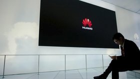 Podle NÚKIB mohou úřady při obměně komunikačních technologií zohlednit rizika plynoucí z používání systémů čínských firem Huawei a ZTE už při zadávání veřejné zakázky.