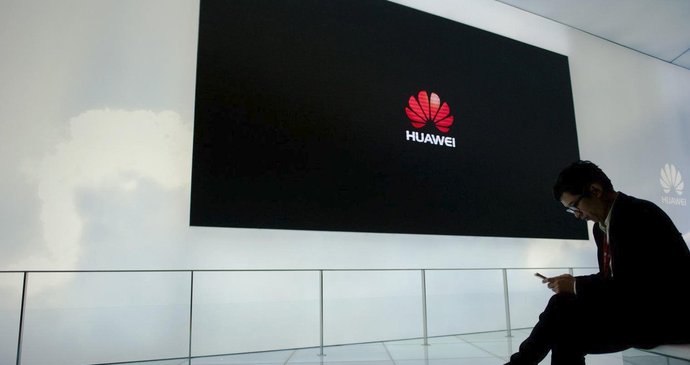 Podle NÚKIB mohou úřady při obměně komunikačních technologií zohlednit rizika plynoucí z používání systémů čínských firem Huawei a ZTE už při zadávání veřejné zakázky.