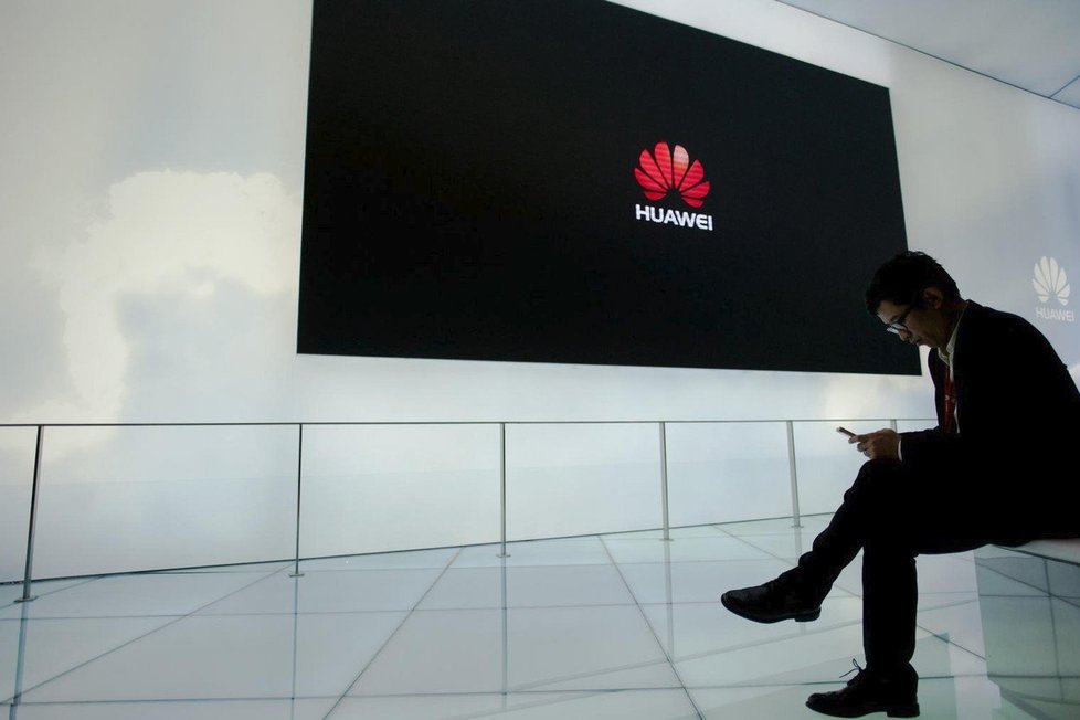 Huawei čelí v řadě zemí podezření, že jeho výrobky mohou odesílat citlivé informace čínským úřadům.