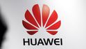 Čínská společnost Huawei byla loni poškozena americkými sankcemi, přiznal její šéf Ken Hu.