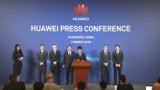 Huawei žaluje vládu USA kvůli restrikcím. Řečníci četli z ohebných smartphonů