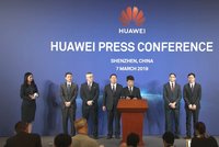 Huawei žaluje vládu USA kvůli restrikcím. Řečníci četli z ohebných smartphonů