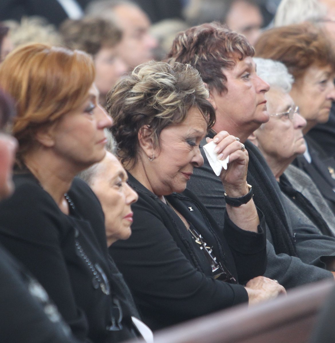 Jiřina Bohdalová sledovala smuteční obřad přes slzy