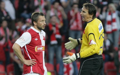 Ruce bezmocně založené v bok a zoufalý křik. Hubáček s Vaniakem své platy asi nikdy neuvidí.