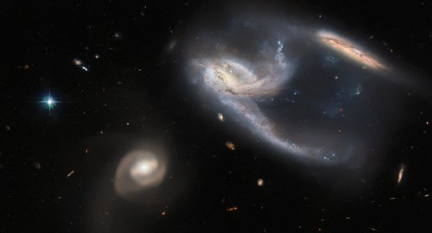 Vesmírná fotografie: Hubble zachytil zvláštní pár galaxií. Vypadají jako loď Enterprise ze Star Treku