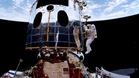 Hubbleův teleskop je jedním z vrcholných nástrojů astronomů.