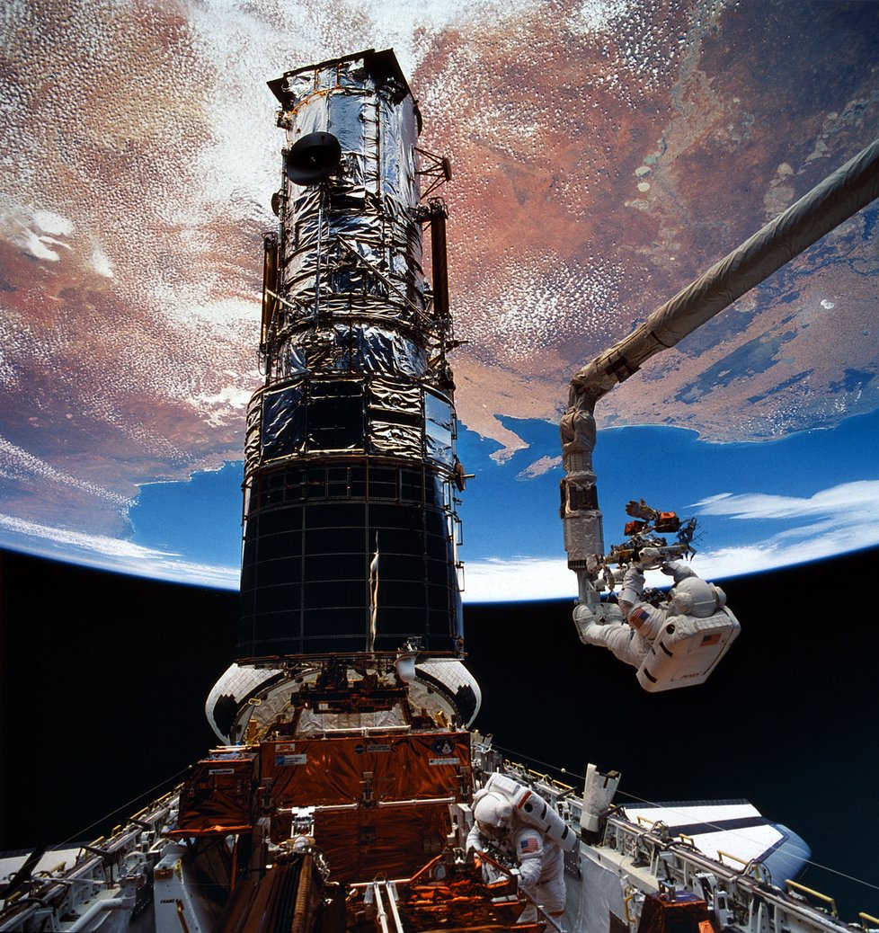Astronauti Hoffman a Musgrave opravují Hubble.