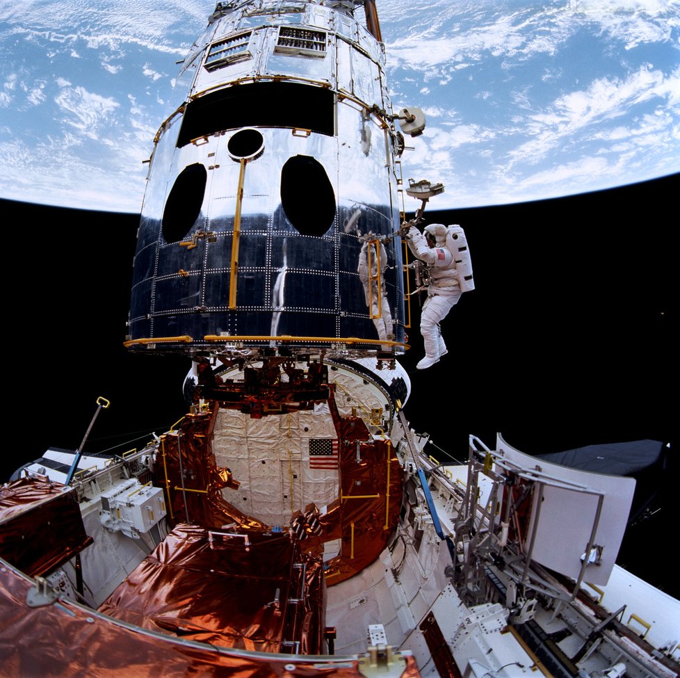 Hubbleův teleskop je jedním z vrcholných nástrojů astronomů.