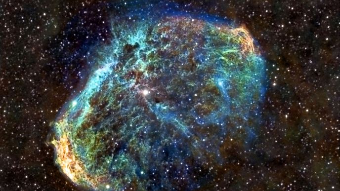 Srážku neutrnových hvězd sledovali vědci poprvé v roce 2017. Kilonova je násobně větší výbuch než supernova, která je na snímku.