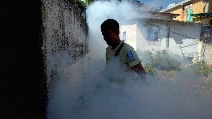 Hubení komárů, kteří přenášejí virus zika (Caracas, Venezuela)