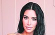 Svatební šaty s několikametrovou vlečkou si od něj nechala ušít i Kim Kardashian (37). Dala za ně 500 tisíc korun!