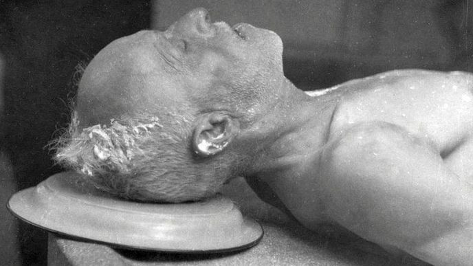 Pilčík se tři dny po zatčení ve své cele oběsil, celkový počet obětí nikdy nepřiznal. Pilčík se tři dny po zatčení ve své cele oběsil, celkový počet obětí nikdy nepřiznal.