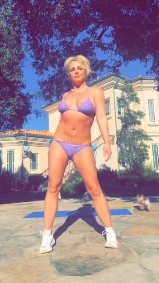 Zpěvačka Britney Spears mění váhu poměrně rychle. Aktuálně se na svém Instagramu pyšní fitness fotkami při cvičení.