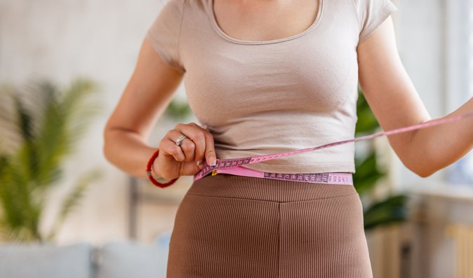 Jak zhubnout břicho? Vsaďte na bílkoviny a tyto tři cviky